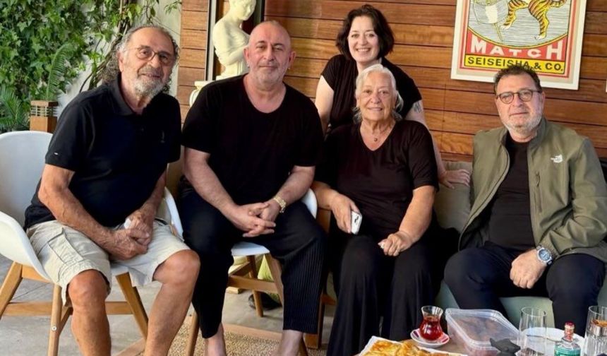 Cem Yılmaz hastaneden taburcu oldu: Ailesiyle ilk karesini paylaştı
