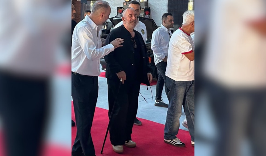 Cem Yılmaz, “bastonla yürüyor” yorumlarını tiye aldı