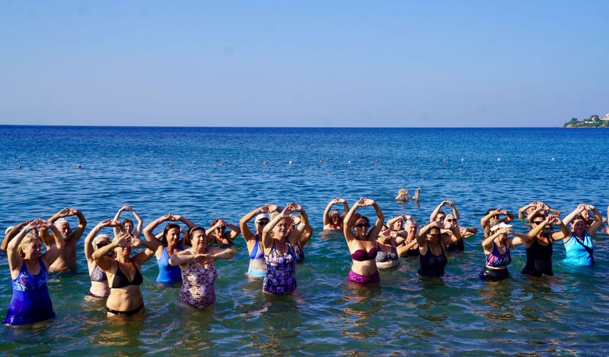 Seferihisar’da Dünya Barış Günü’ne denizde pilatesle başladılar