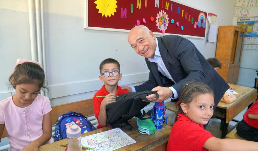 Seferihisar’da öğrencilere kırtasiye desteği: Çantalar belediyeden