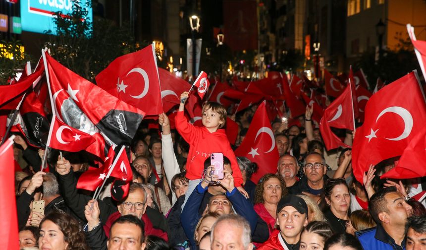 Karşıyaka’da Cumhuriyet coşkusu sokaklara taştı: Binlerce kişi fener alayında buluştu