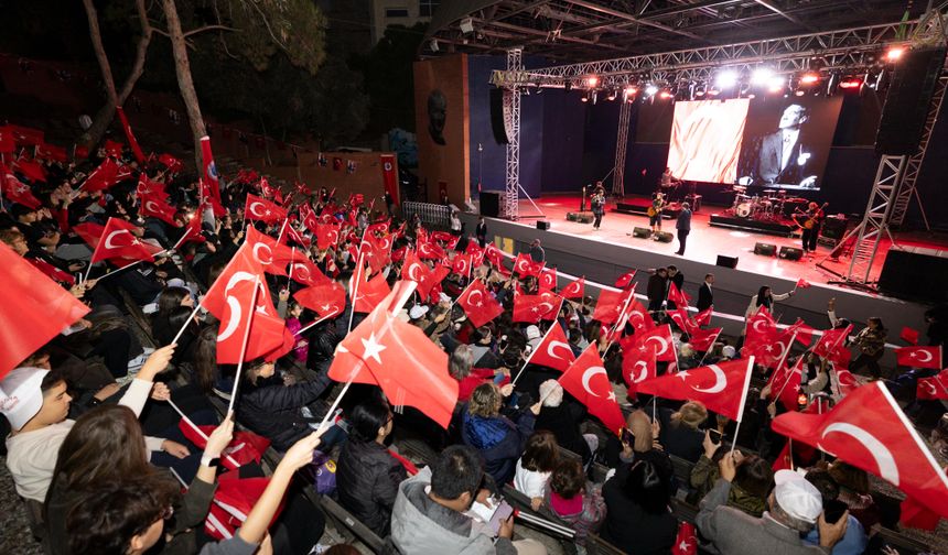 Balçova'da Cumhuriyet coşkusu Yüksek Sadakat konseriyle zirveye ulaştı