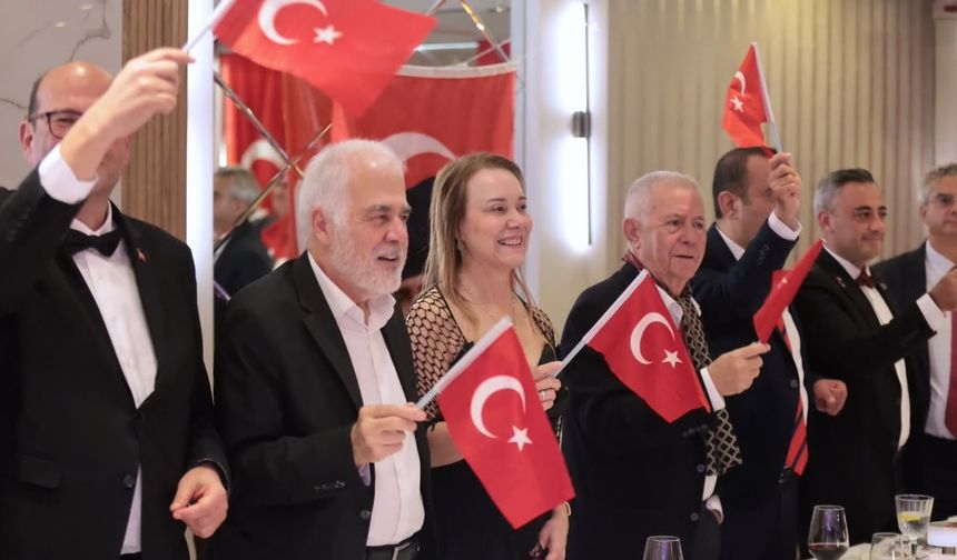 Konak'ta Cumhuriyet coşkusu çocuklar için dayanışmaya dönüştü