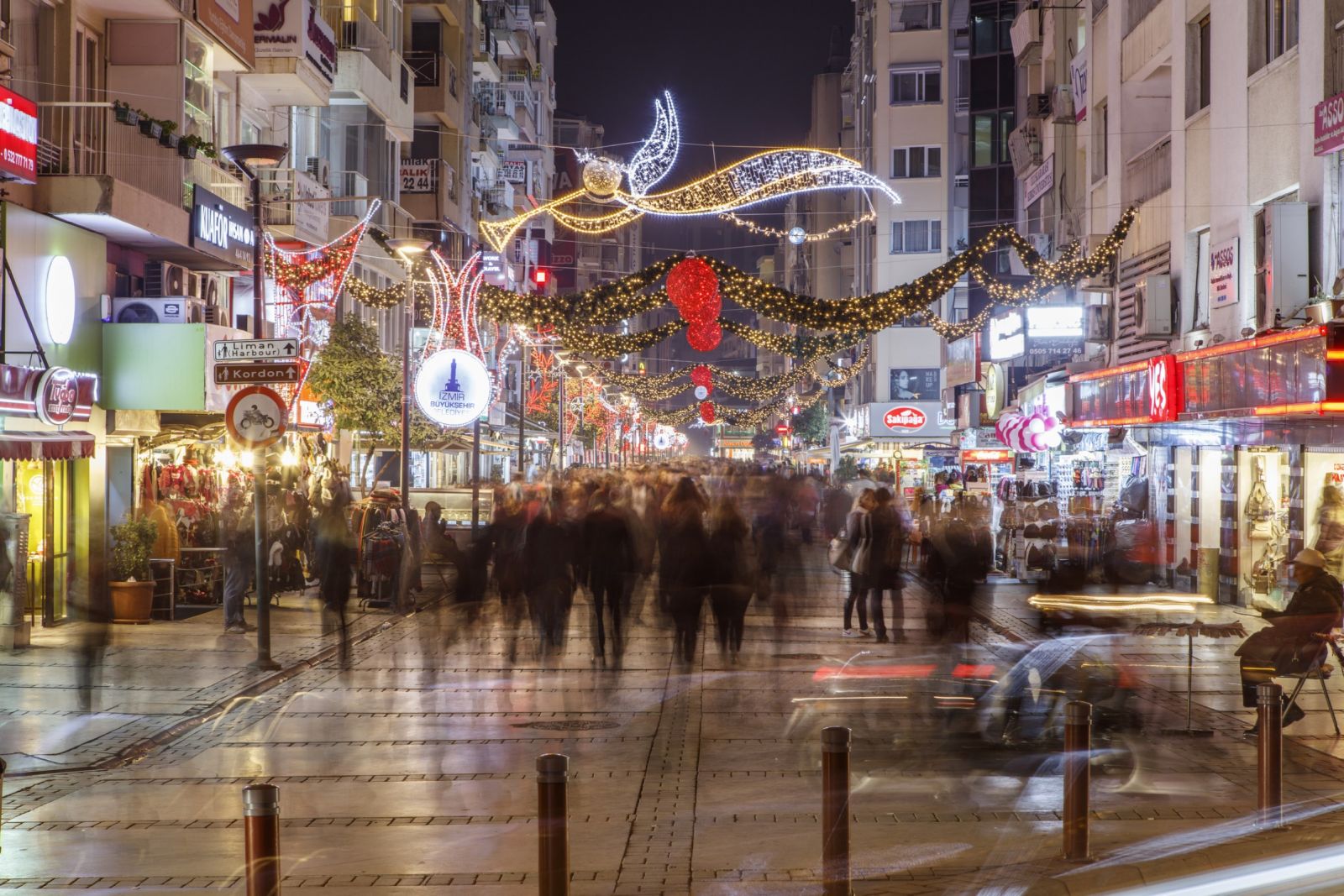 1. Alsancak Her Mevsim Canlı Bir Atmosfer