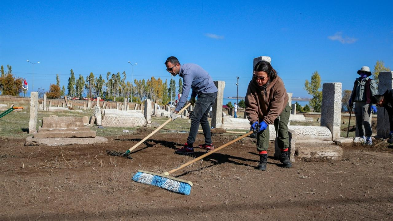 Gevaş Selçuklu Mezarlığında Tarihi Keşif 45 Yeni Mezar Gün Yüzüne Çıktı!2