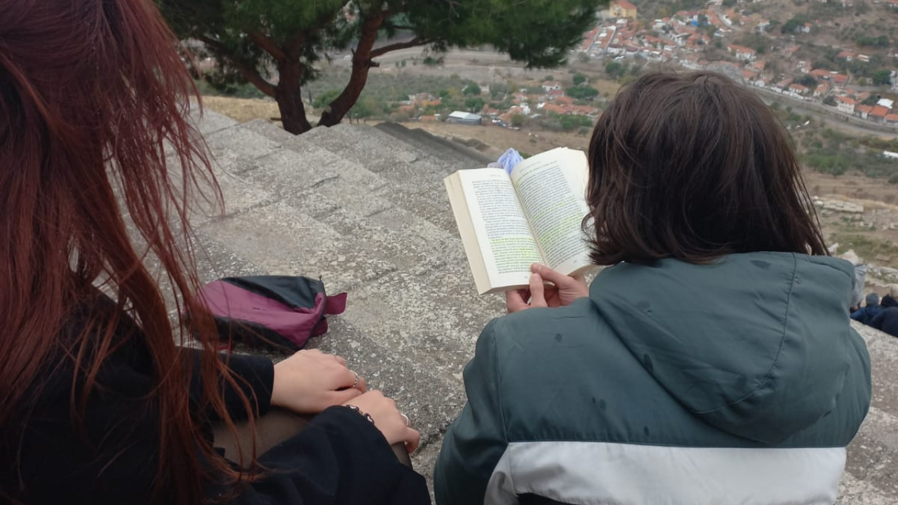 İzmir Bergama'da Çydd İzmir Şubesi Liseli Gençlik Birimi Ile Tarihe Ve Edebiyata Yolculuk! (2)