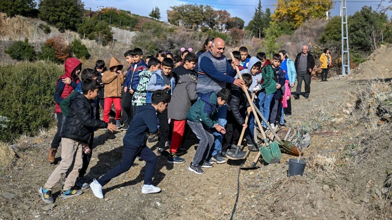 İzmir Bornova'da Öğretmenler Günü'ne Anlamlı Zeytin Fidanı Hediyesi