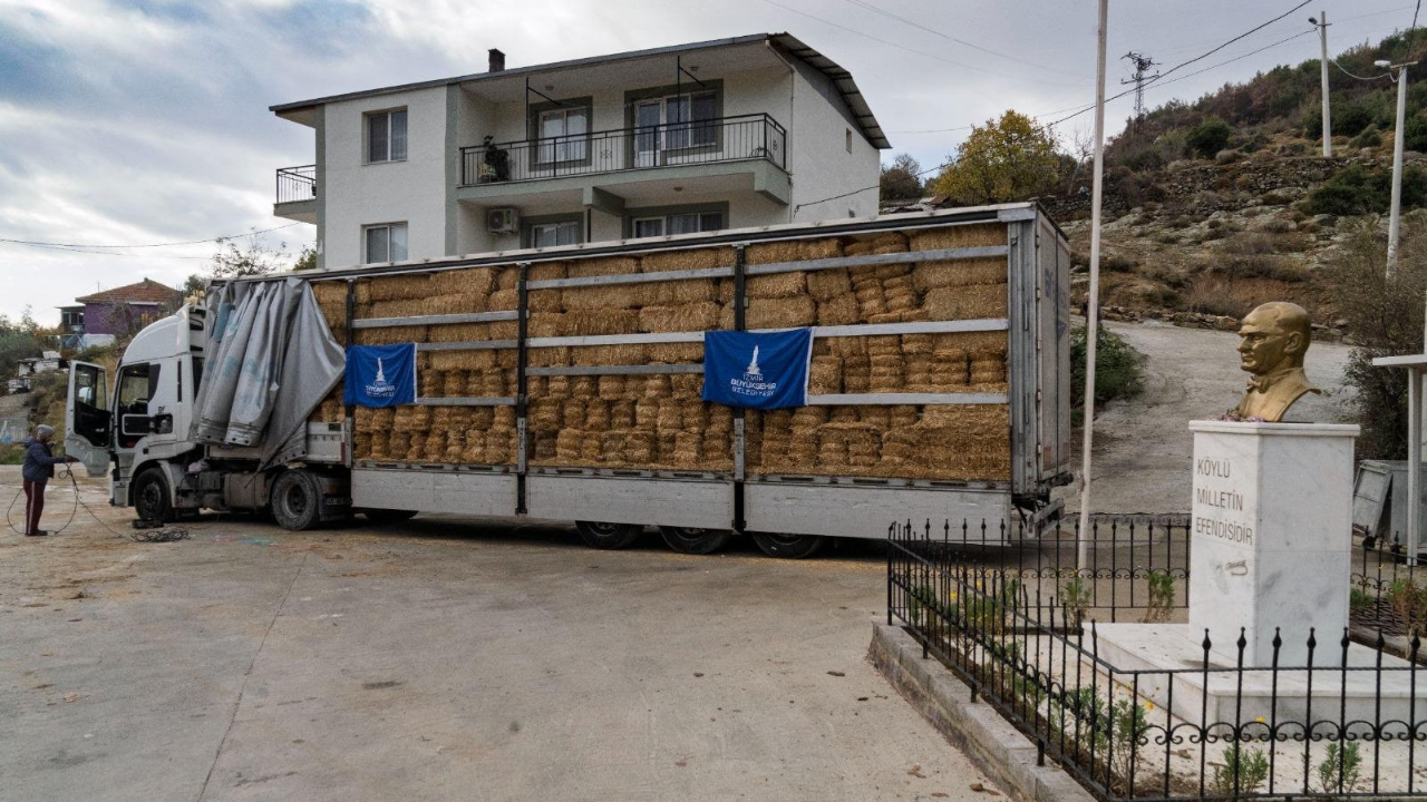 İzmir Büyükşehir Belediyesi'nden Yangın Mağduru Çiftçilere 225 Ton Yem Desteği! (4)