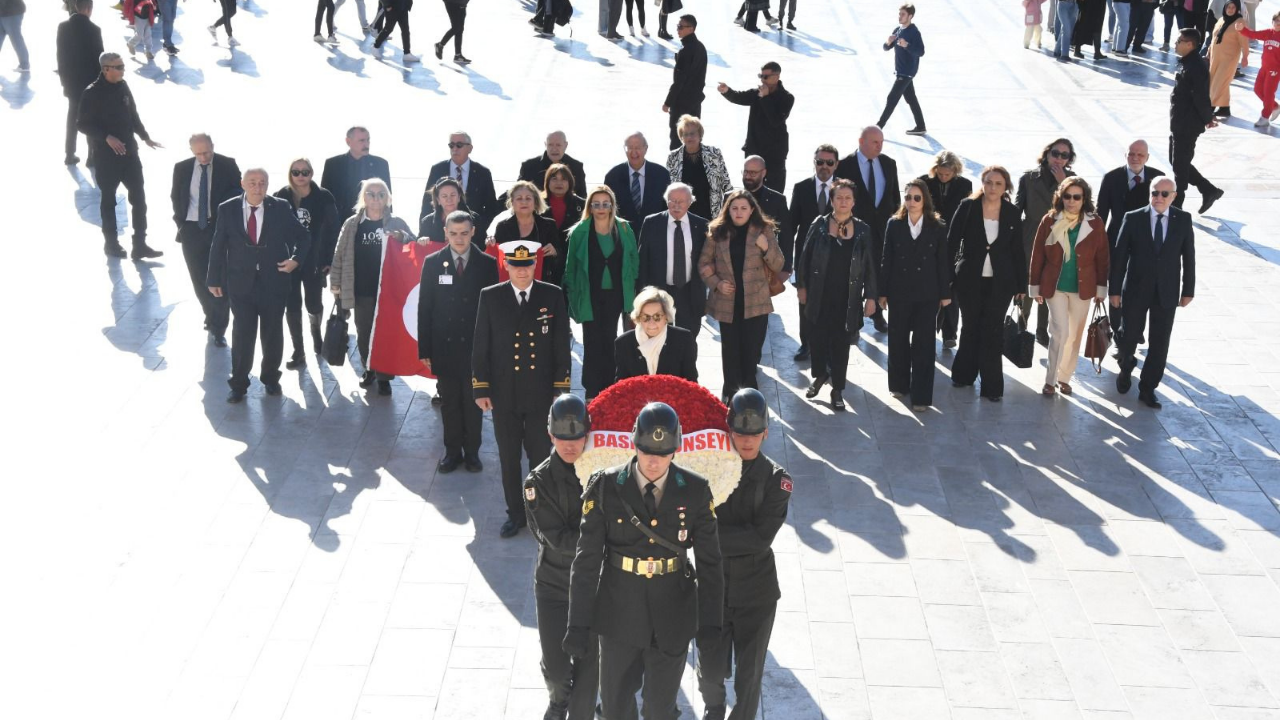 İzmir Gazeteciler Cemiyeti Atatürk’ün Izinde Basın Konseyi Anıtkabir’de Saygı Duruşunda Bulundu!2 (1)