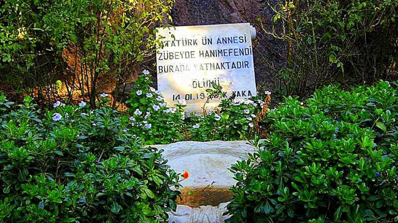 İzmir Karşıyaka'da Bulunan Zübeyde Hanım’ın Anıt Mezarı2