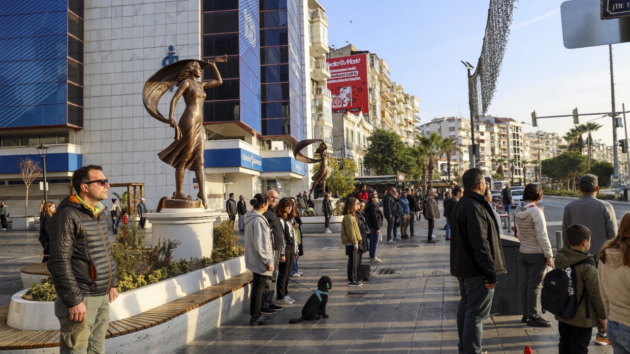 İzmir Karşıyaka’da Hayat Durdu, Kalpler Atatürk Için Attı!1 (2)