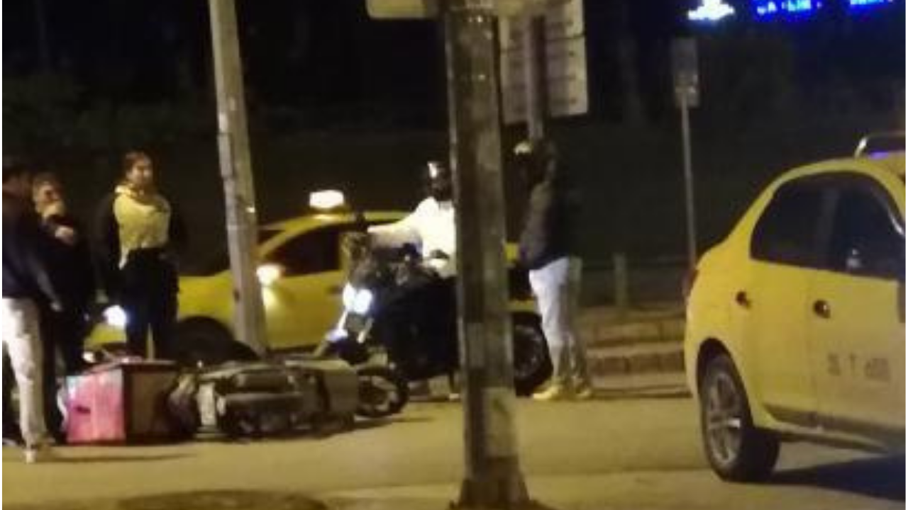 İzmir Küçük Park’ta Kaza Taksi Moto Kuryeye Çarptı!