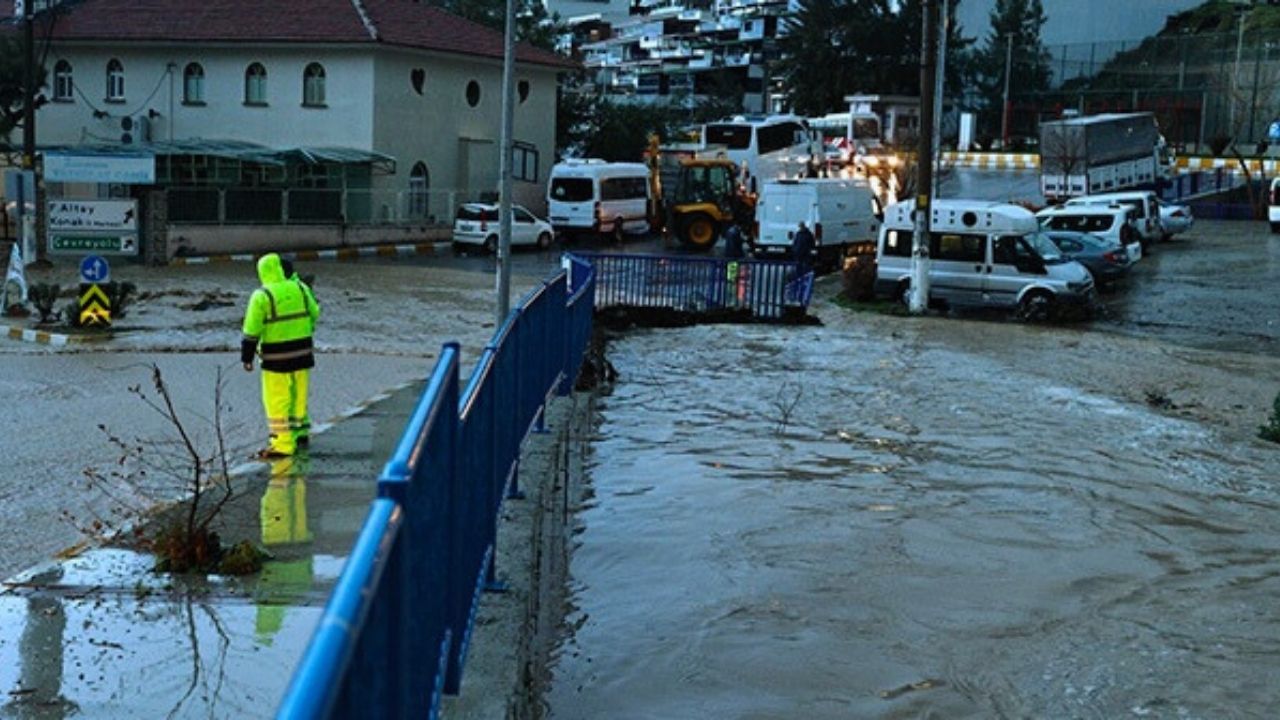 Izmir Sel Görüntü