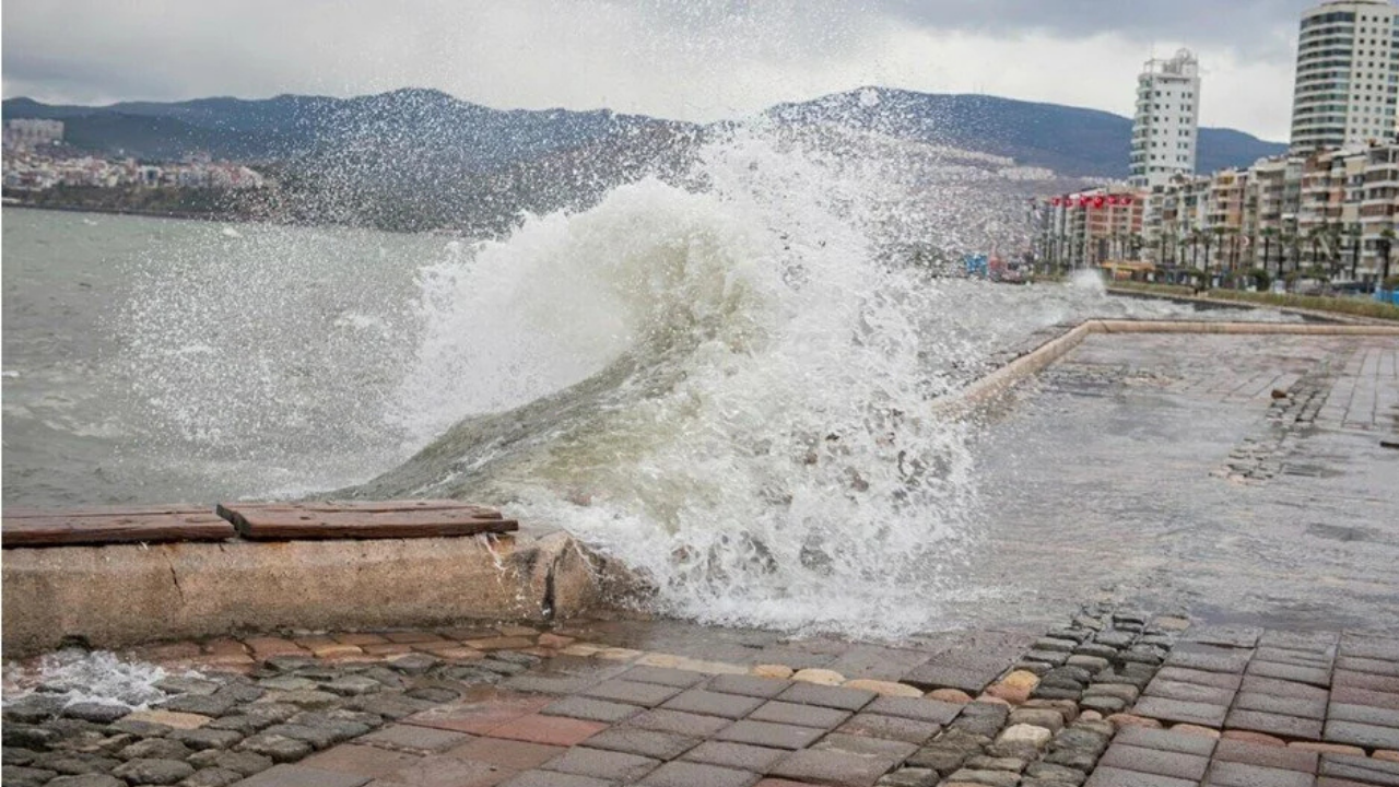 Izmir'de Şiddetli Fırtına 1