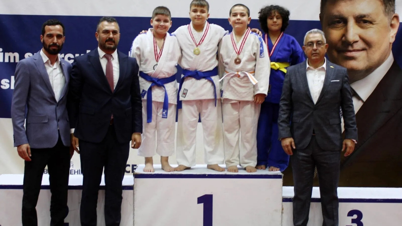 İzmir'de Süper Minikler Judo Turnuvası Atatürk'e Minnetle Tatamiye Çıktılar (1)