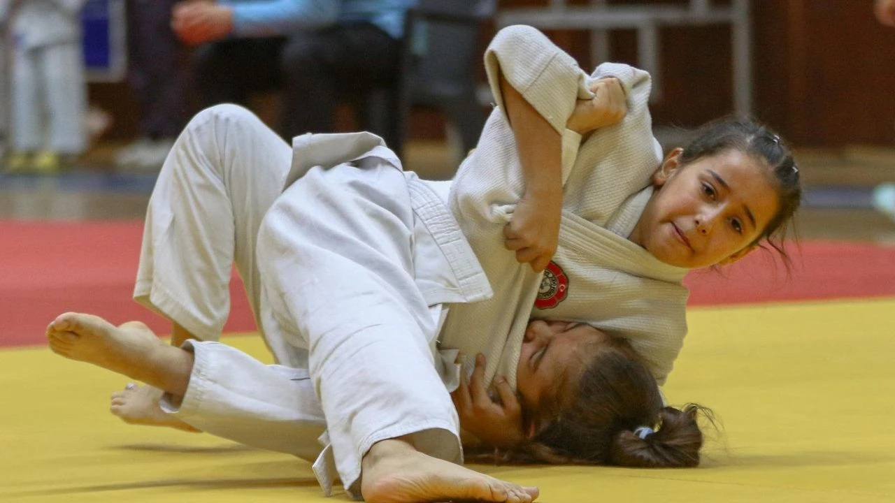 İzmir'de Süper Minikler Judo Turnuvası Atatürk'e Minnetle Tatamiye Çıktılar (2)