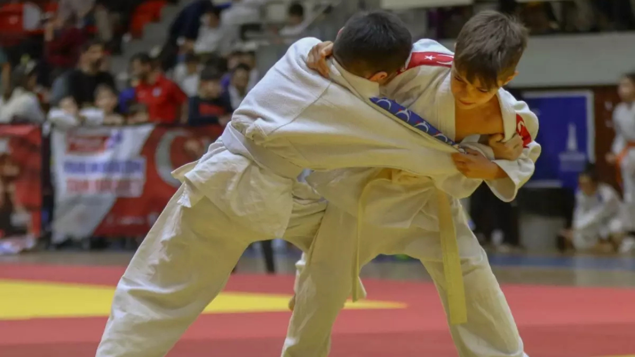 İzmir'de Süper Minikler Judo Turnuvası Atatürk'e Minnetle Tatamiye Çıktılar (3)