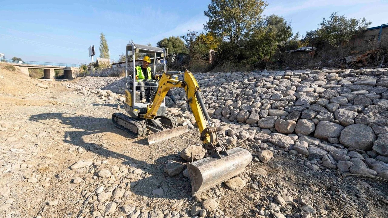 İzsu'dan Urla Ve Seferihisar'da 60 Milyon Liralık Dere Islahı Projesinde Büyük Ilerleme! (1)