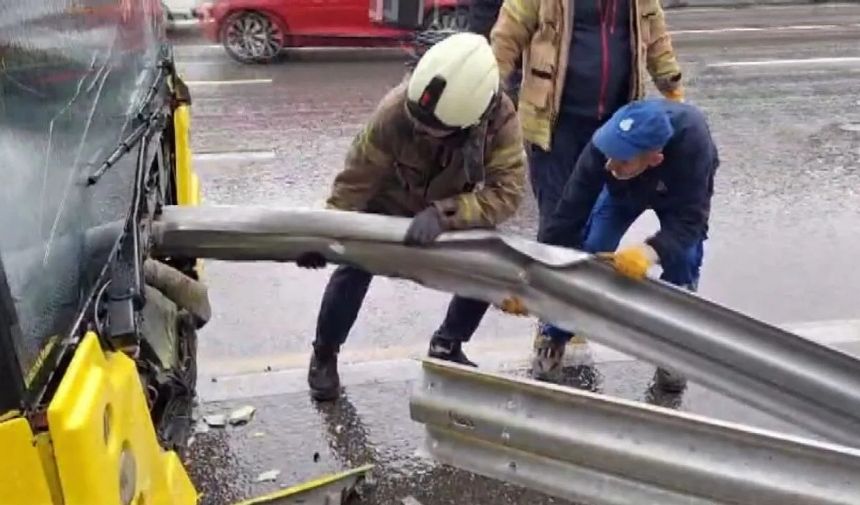 Kadıköy'de İett Otobüsü Bariyere Saplandı!