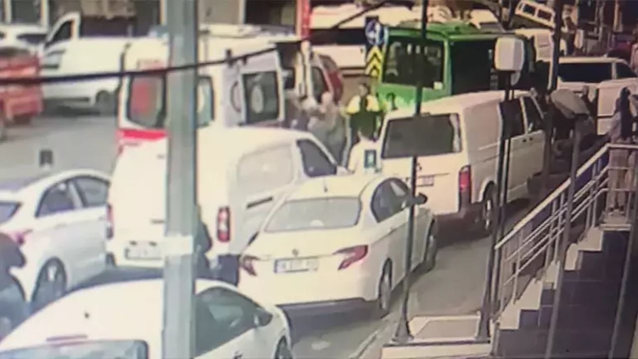 Kağıthane’de Feci Kaza Minibüs Park Halindeki Araca Çarptı, 6 Kişi Yaralandı (1)