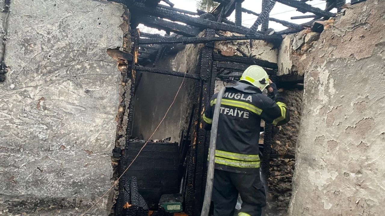 Muğla’da Korkutan Yangın Ev Kullanılamaz Hale Geldi