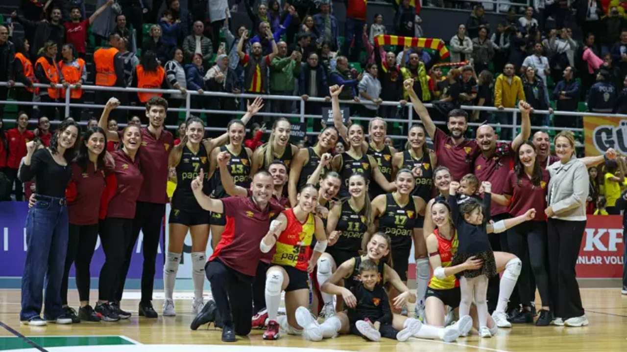 Voleybol'da Gözler İzmir Derbisinde Karşıyaka Ve Göztepe Zirveye Oynuyor! (1)