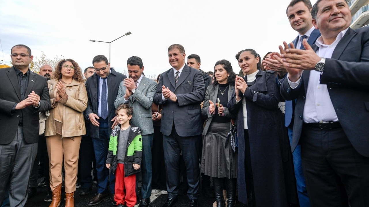 Cemil Tugay Halkın Yanında Taş Yol