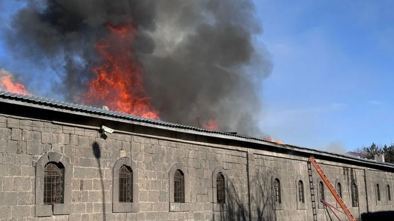 Erzurum’da 160 Yıllık Taş Ambarlar’da Yangın (4)