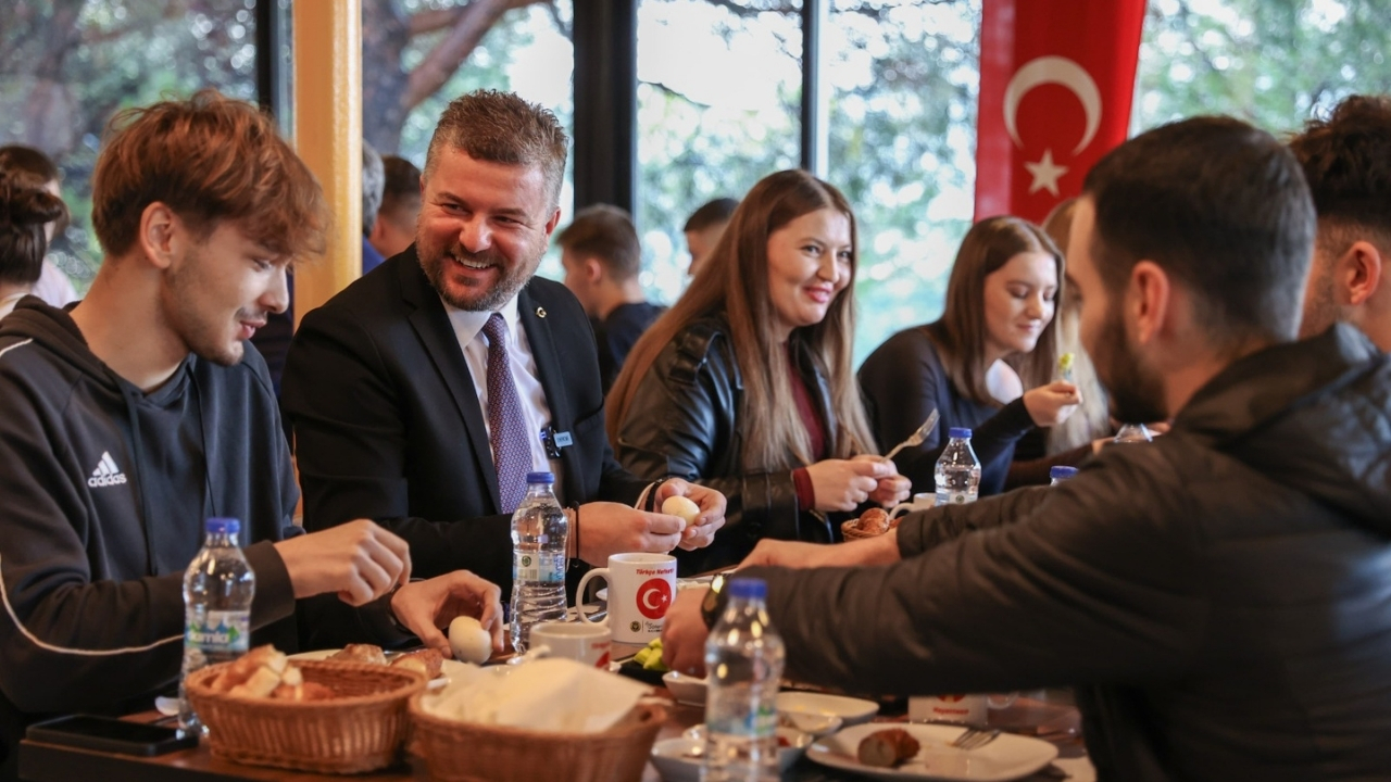 Izmir Buca Makaedonyalı Gençler Le