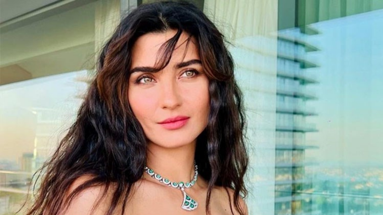 Tubaa Büyüküstün (1)