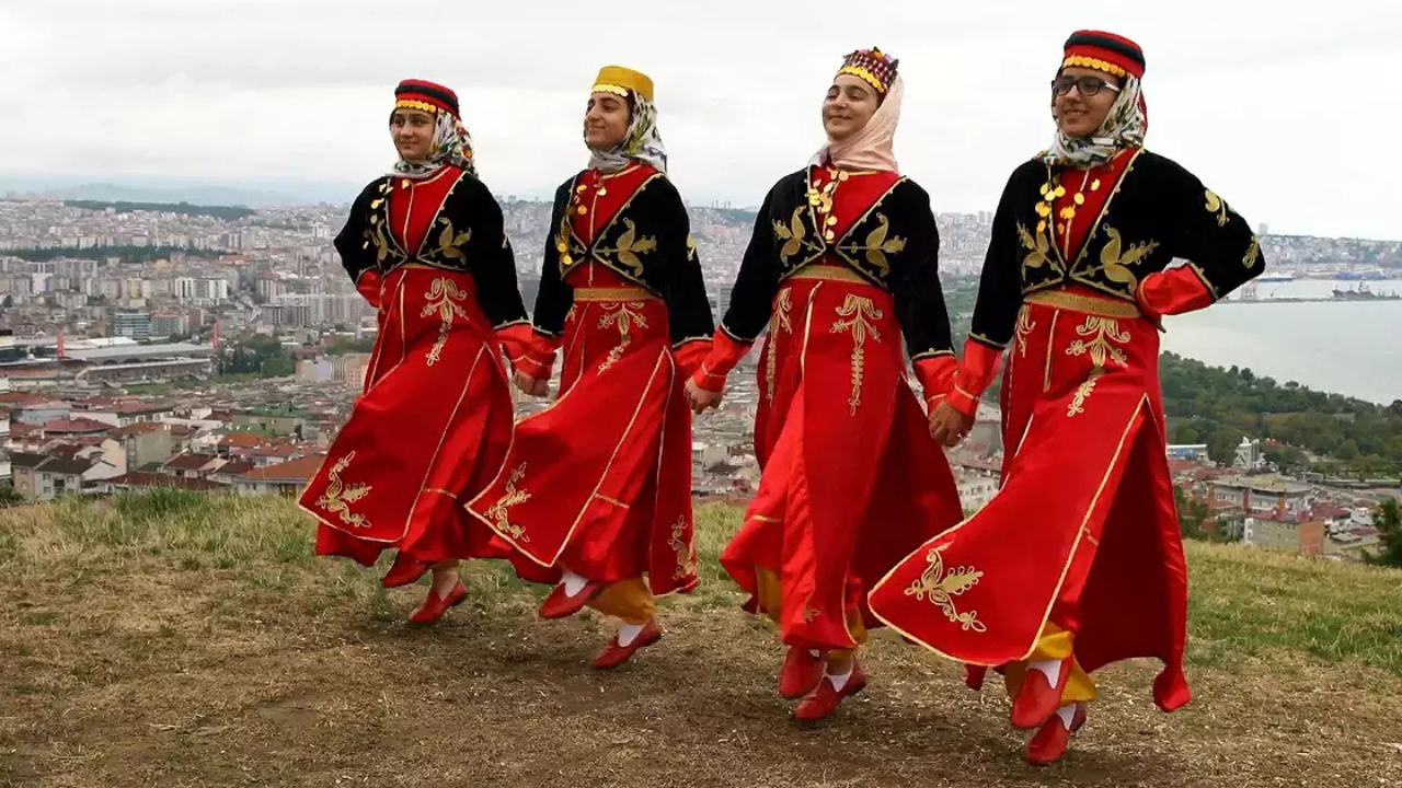 Geleneksel Kıyafet Ve Oyunlar