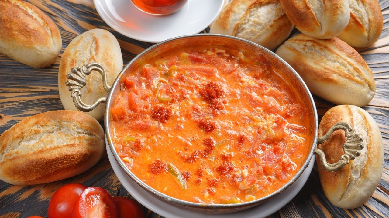 İzmir’de Menemen Soğanlı Mı, Soğansız Mı Tartışması Alevlendi!