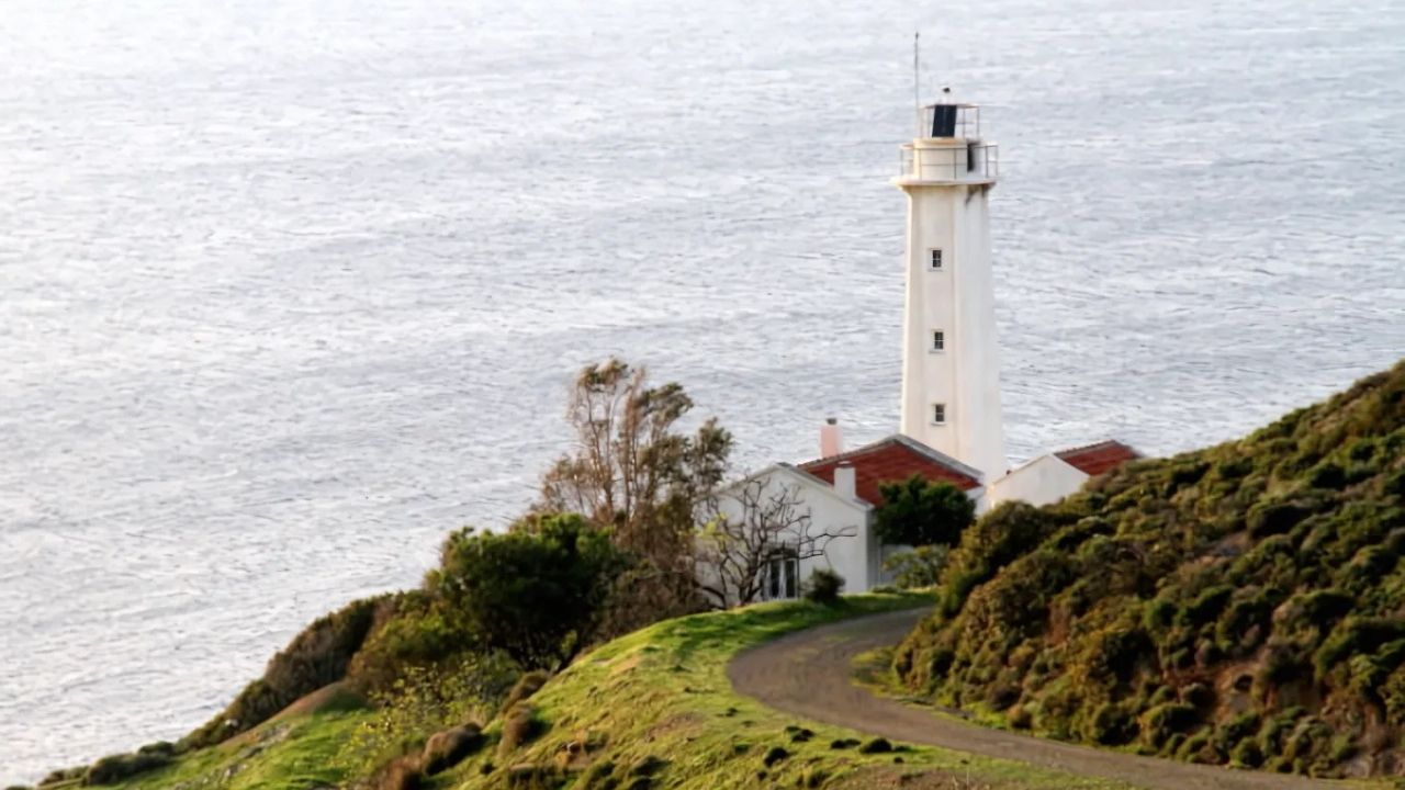 Karaburun Sarpıncık Deniz Feneri