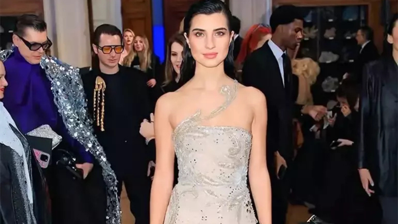 Tuba Büyüküstün Paris Moda Haftası'nda Şıklığıyla Göz Kamaştırdı (2)