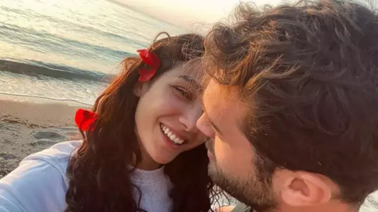 Furkan Andıç Ve Aybüke Pusat’tan 1 Milyona Yakın Beğeni Alan Aşk Paylaşımı!