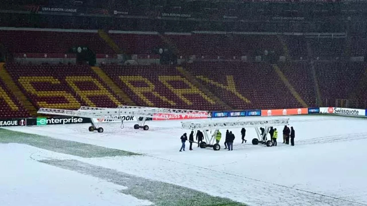 Galatasaray Rams Park Stad Kar Yagisi.jpg