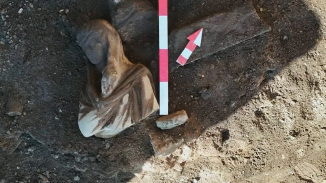 Giyimli Kadın Heykelleri Ve Dönemsel Bağlantılar