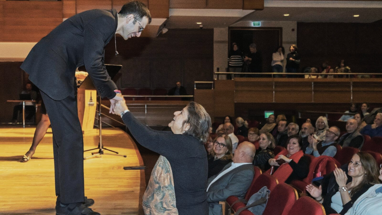İzmir Giderek Yaşlanıyor