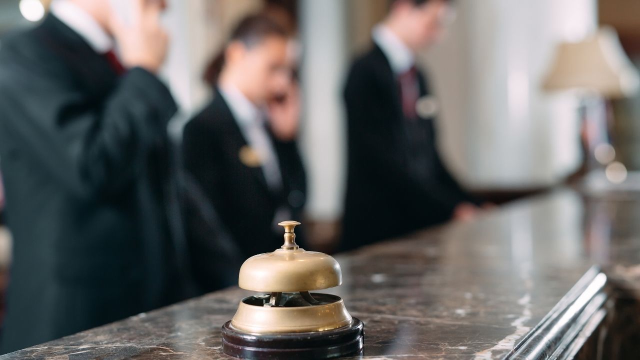 İzmirlilere Sorduk İki Kadın Aynı Odada Kalabilirken, Iki Erkeğe Otel Odası Verilmemesi Hakkında Ne Düşünüyorsunuz (2)