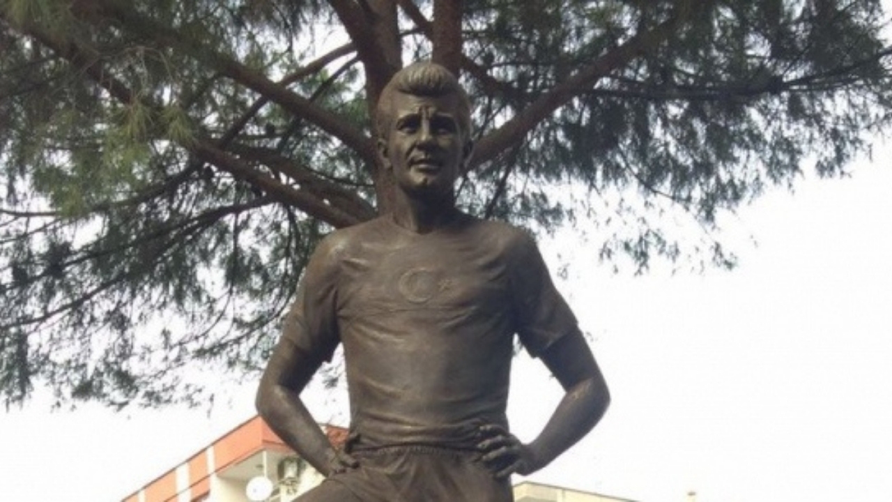 Metin Oktay Heykeli