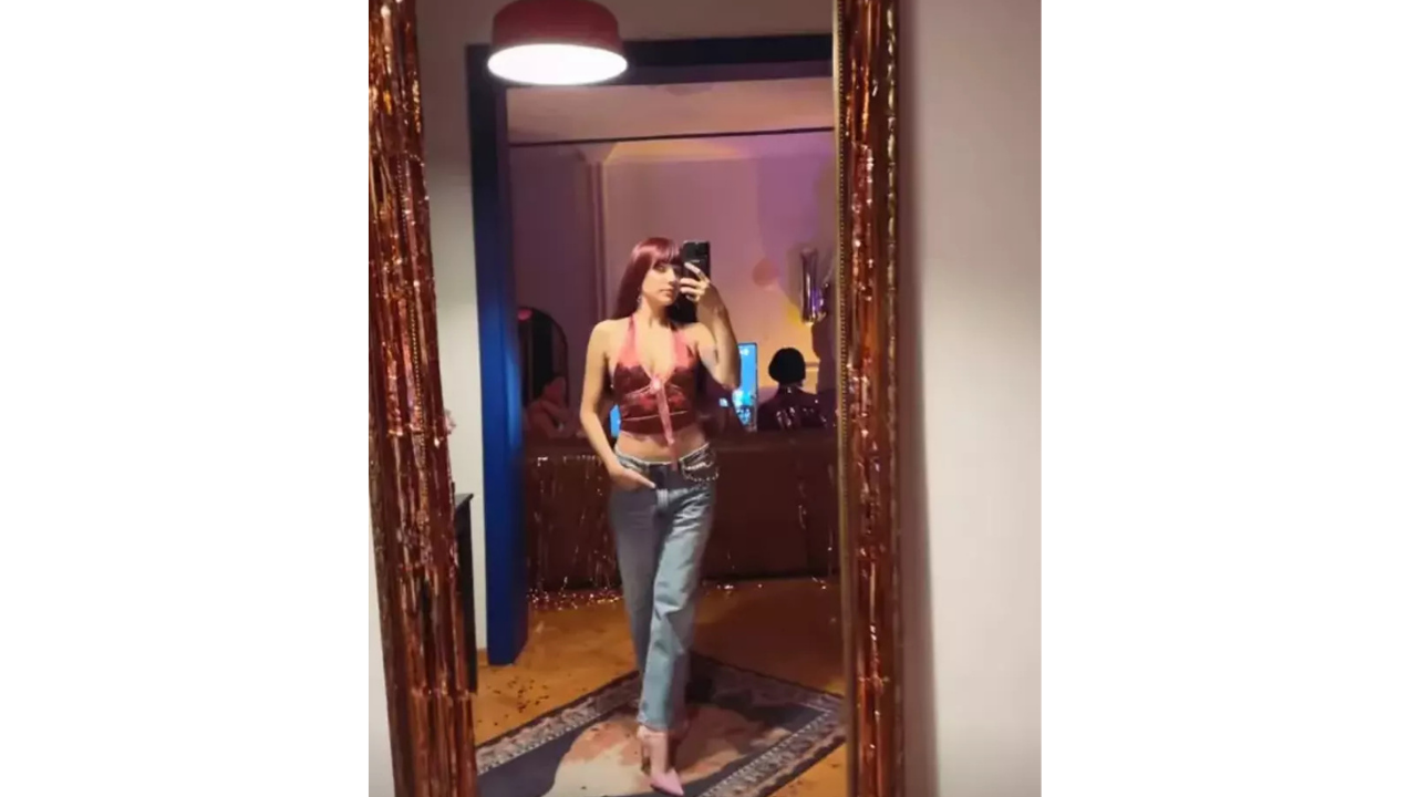 Zeynep Bastık Bu Kez Arkadaşının Doğum Gününde! Peruklu Hali Olay Oldu (3)