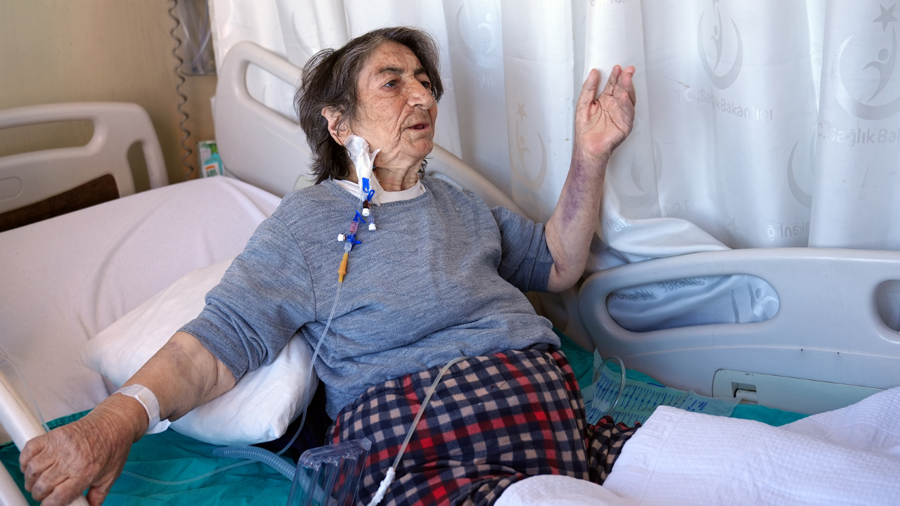 90 Yaşındaki Hastanın Karnından Yaklaşık 11 Kilogramlık Tümör Çıkarıldı4