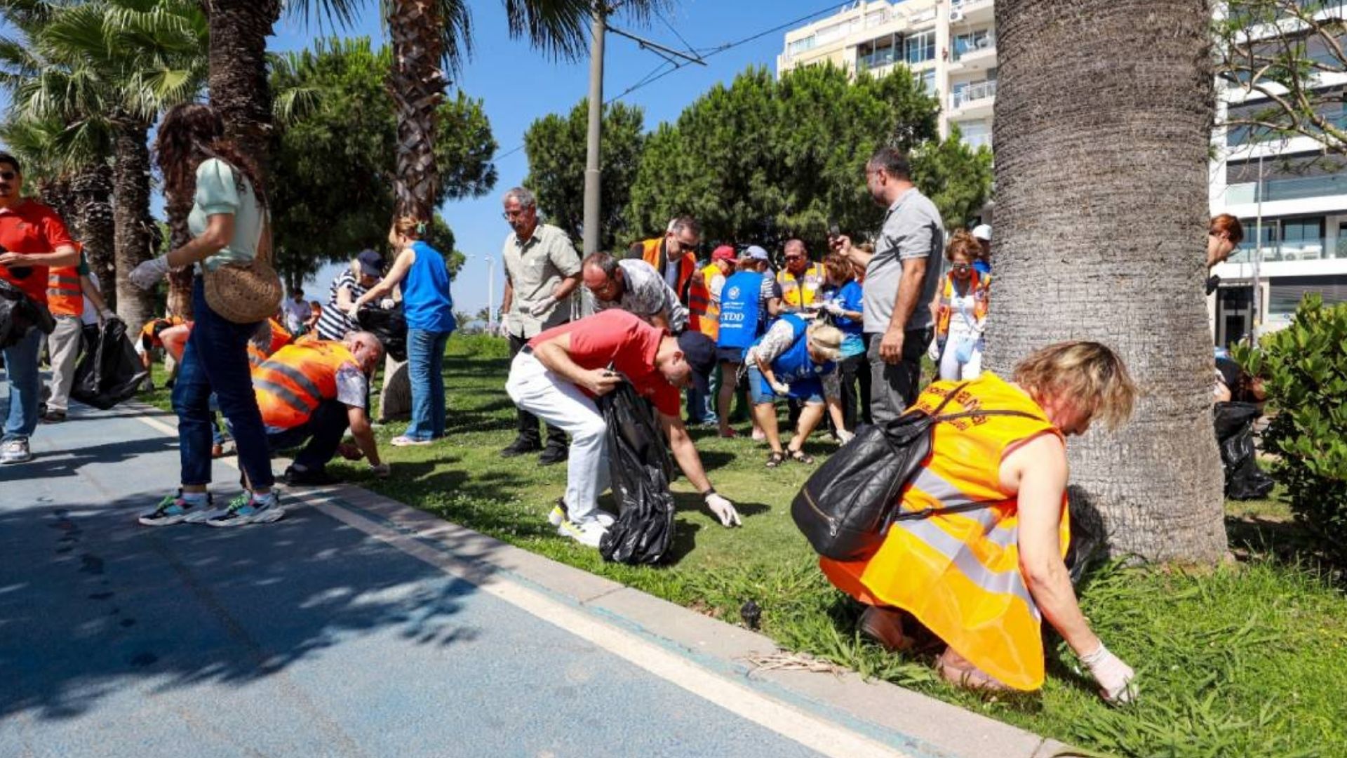 İzmirlilere Sorduk İzmir'de Bir Günlüğüne Belediye Başkanı Olsaydınız Ilk Hangi Sorunu Çözerdiniz (4)