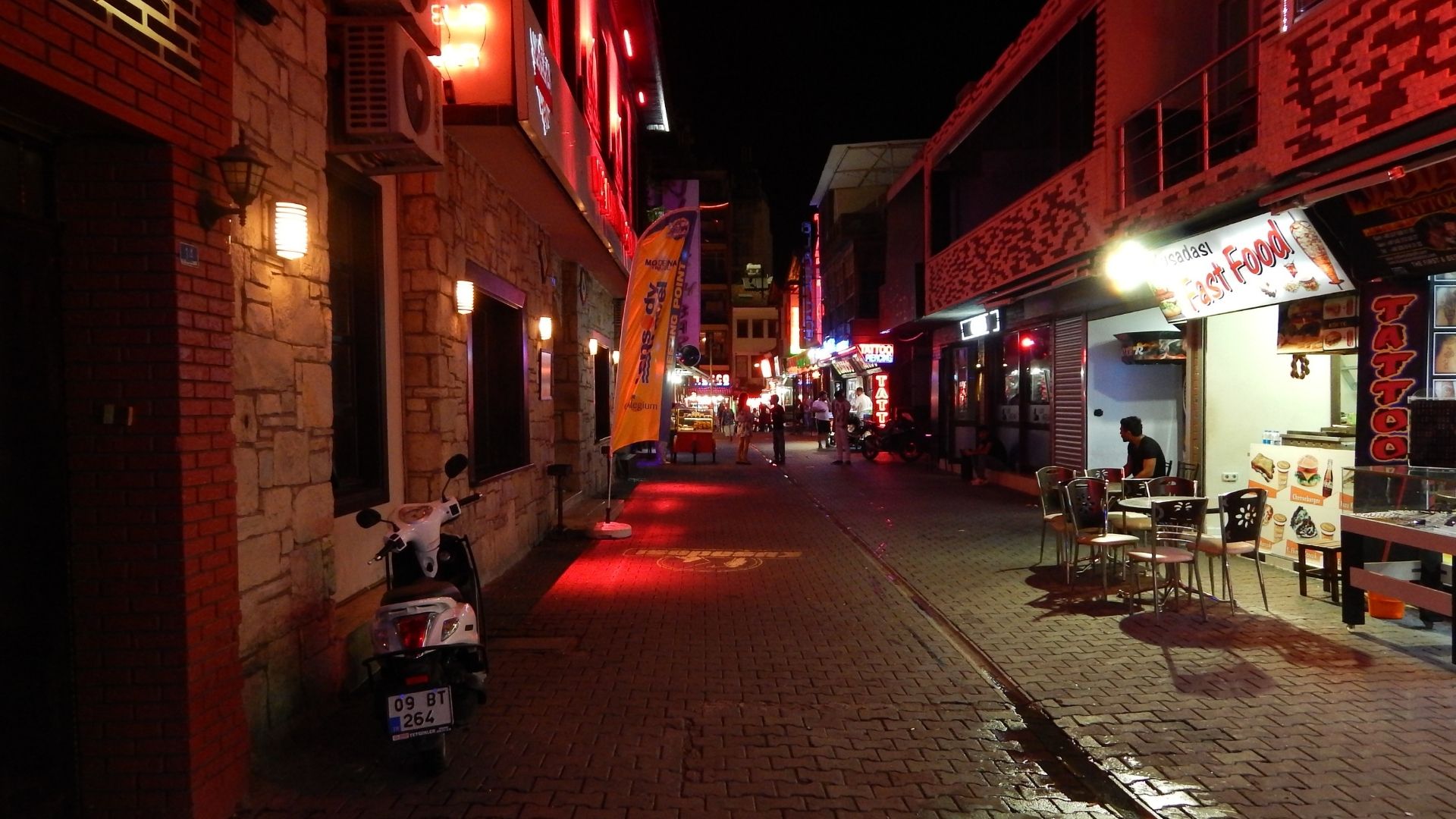 İzmirlilere Sorduk Sizce Kadınlar Gece Sokakta Yalnız Yürürken Güvendeler Mi