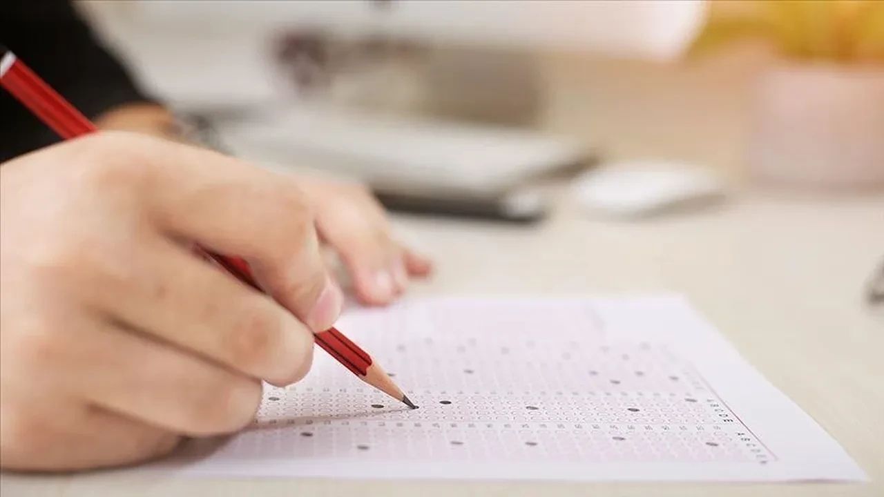 YKS'de yapay zekâ skandalı: Telefonla kopya çekmeye çalışan aday tutuklandı!