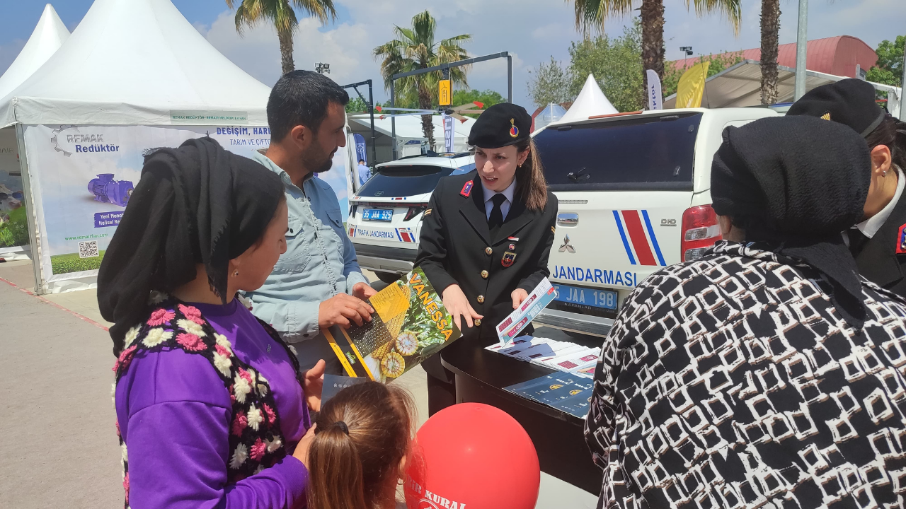 Jandarma Ekipleri Broşür Dağıttı