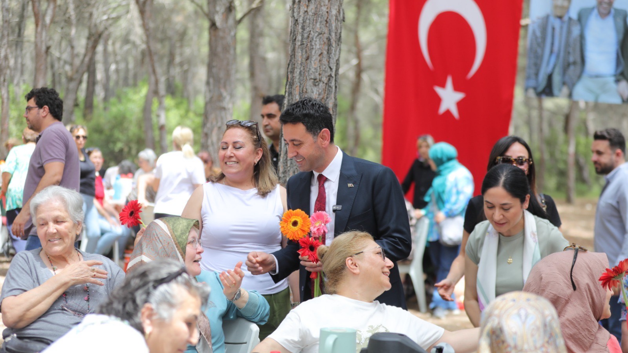 Bayraklı Anneler Günü (1)