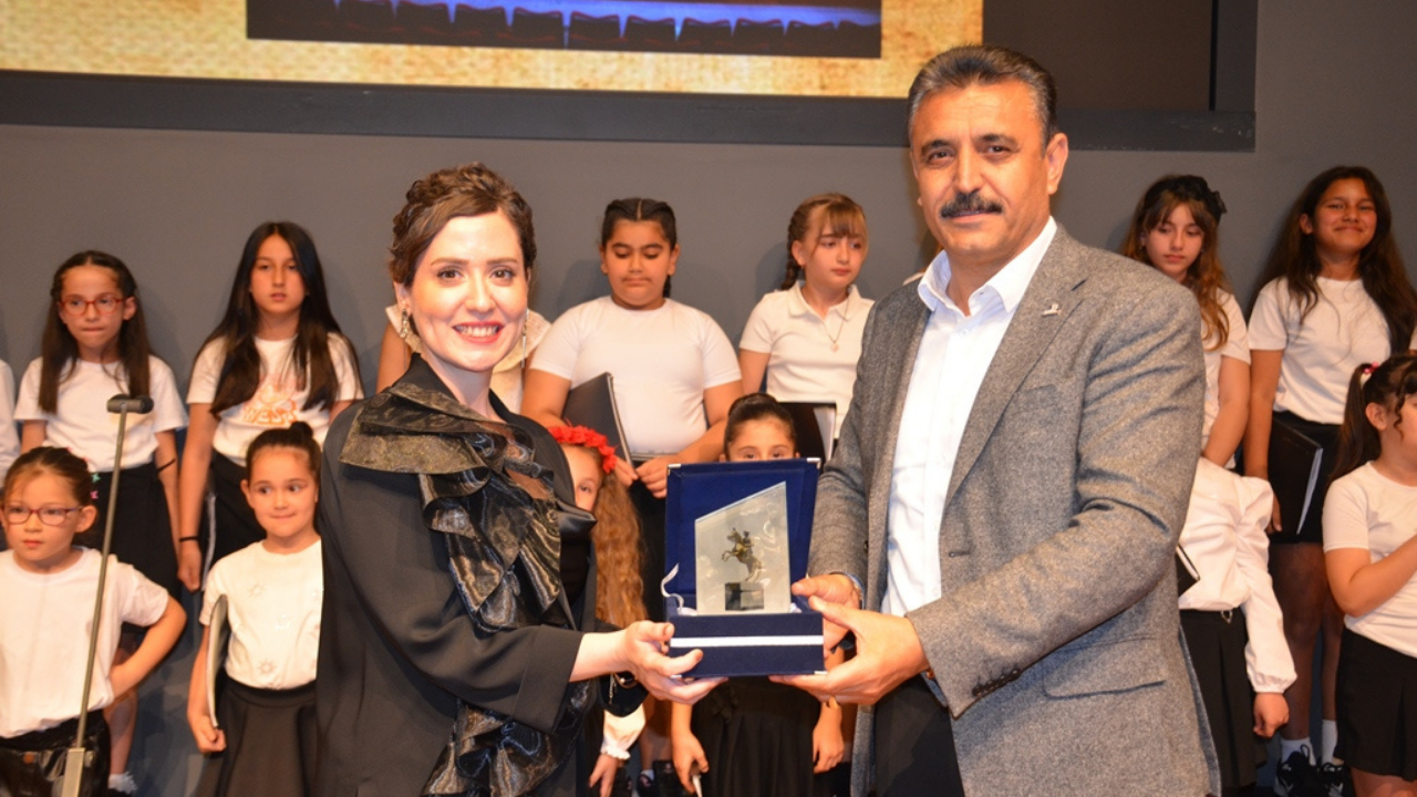 Dikili’de Küçük Yıldızlardan Büyük Performans