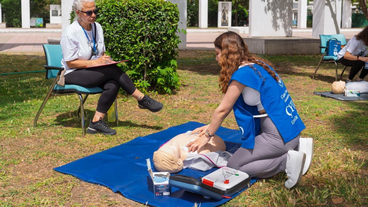 İzmir'de Bursiyer Öğrencilerden Ilk Yardım