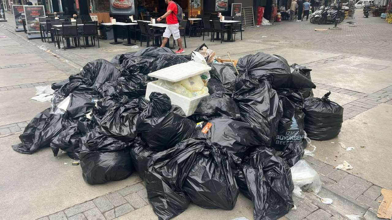 Izmirde Çöpler Birikti